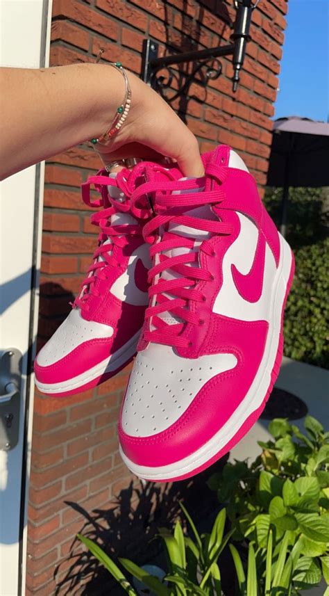 roze nike schoenen.